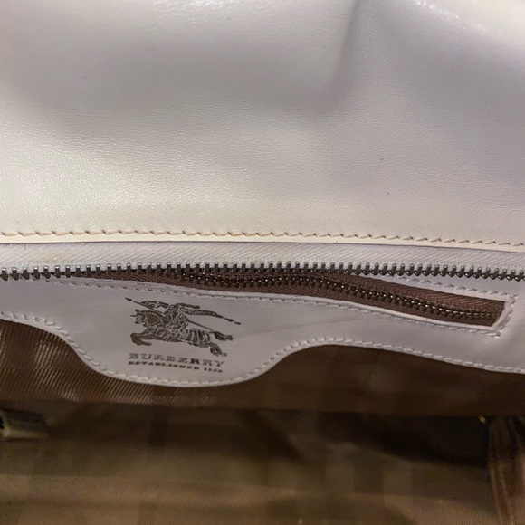 Beautiful white leather Burberry bag in very good condition. - Picture 4 of 6